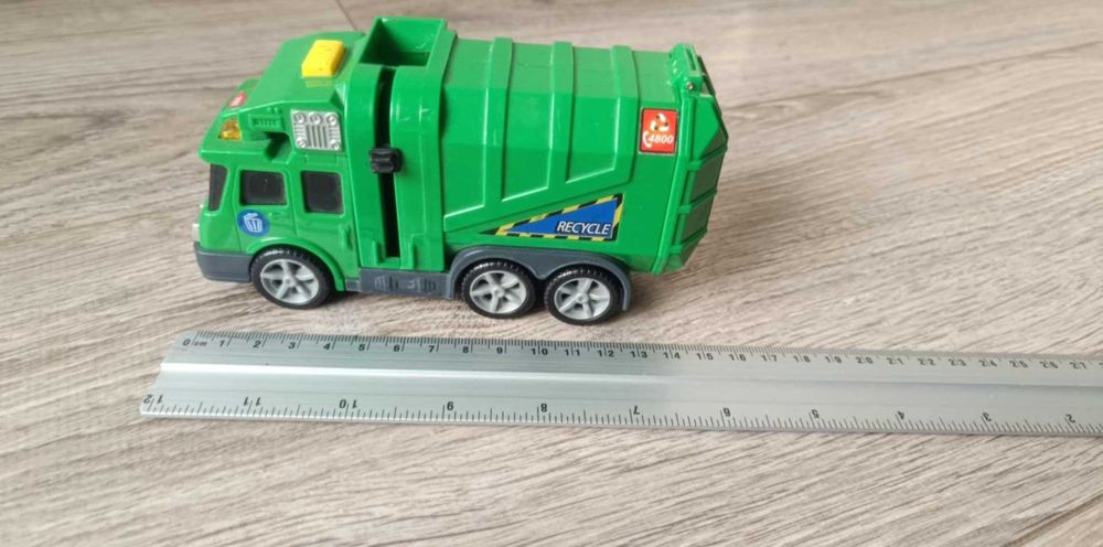 pojazd większe auto z ruchomymi elementami śmieciarka