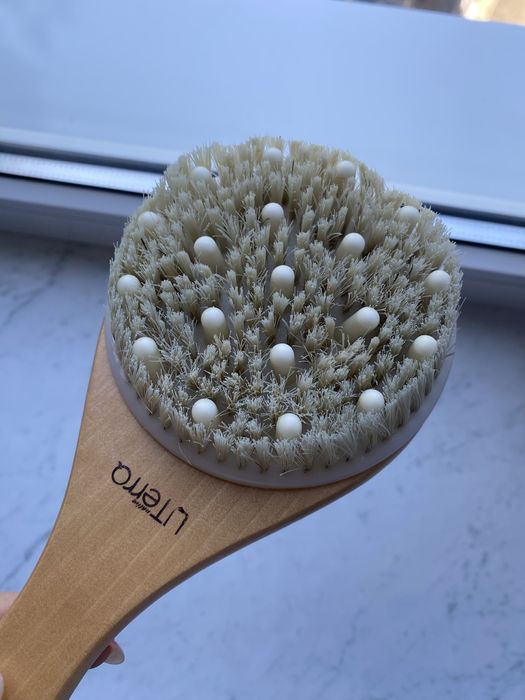 Щітка для масажу тіла проти цилюліту