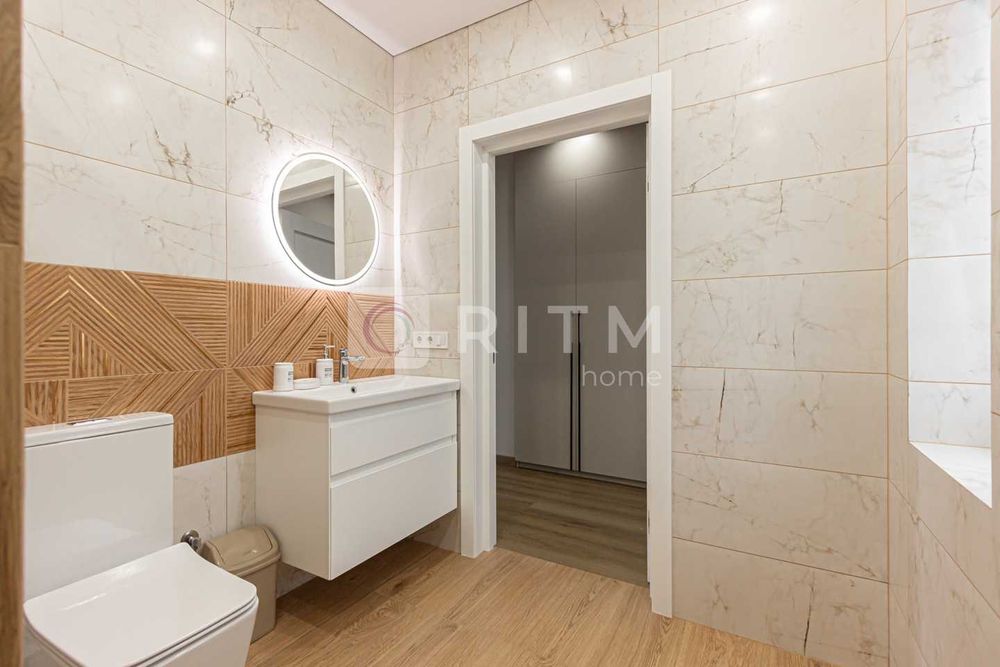 Продаж будинку з дизайнерським ремонтом 5хв від Сихова.