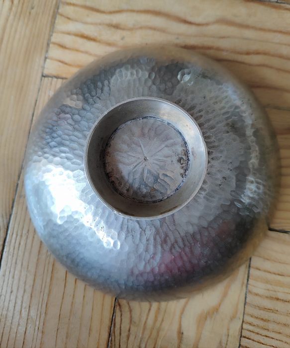 Três taças antigas de metal