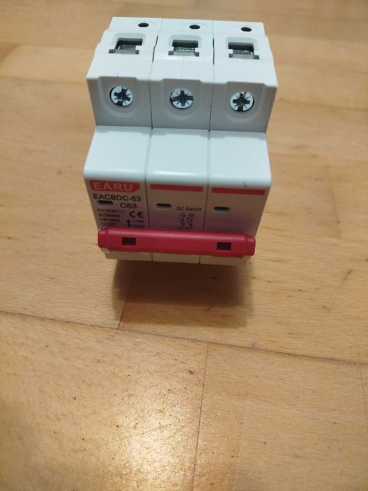 Трехполюсный автоматический выключатель постоянного тока 63А