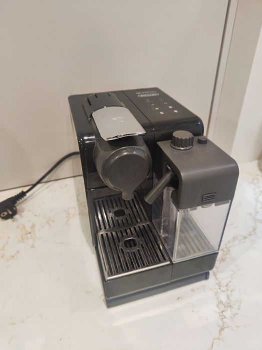 Ekspres na kapsułki DE LONGHI - NESPRESSO Lattissima Touch EN560.B Czarny