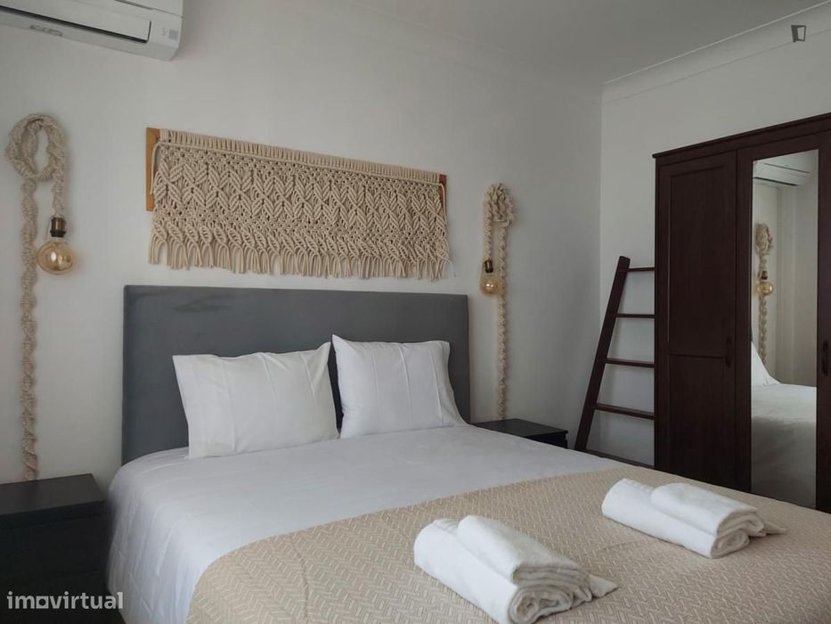 Quarto - localizado em Santa Marinha Porto