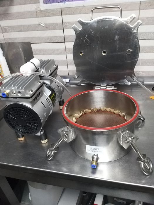 Filtrowanie pod cisnieniem oleju zimnotłoczonego , wina.