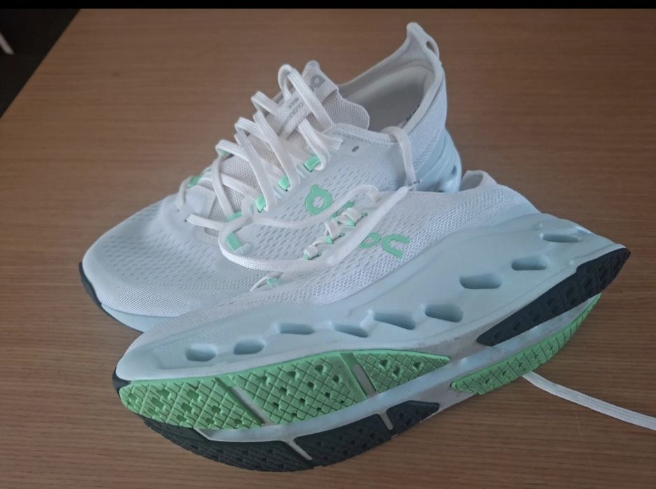 Tenis de corrida on cloudsurfer max