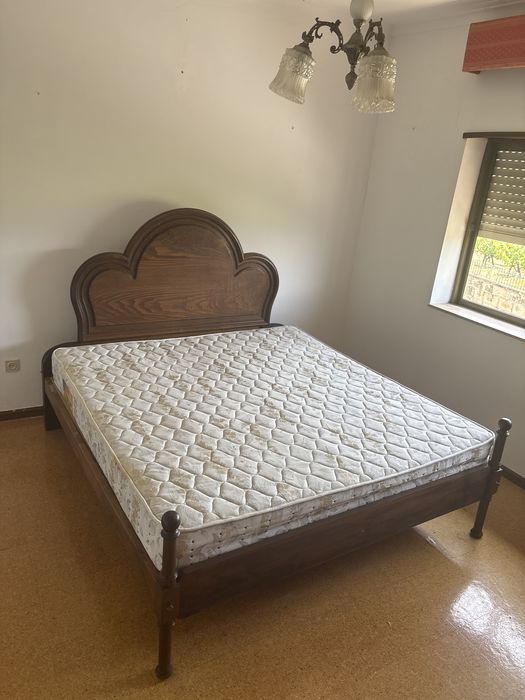 Cama antiga em bom estado