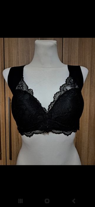 Czarny biustonosz bezszwowy.