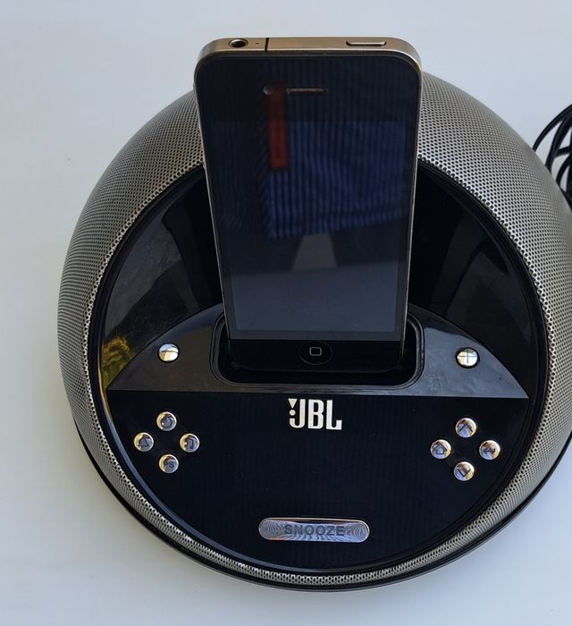 Telefone Apple.Rádio,despertador, carregador de tlf. Apple, marca JBL.