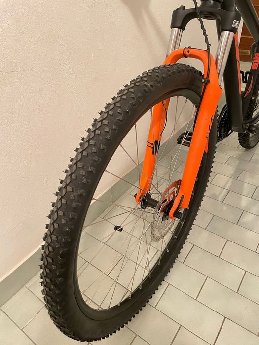 Bicicleta todo terreno marca KTM