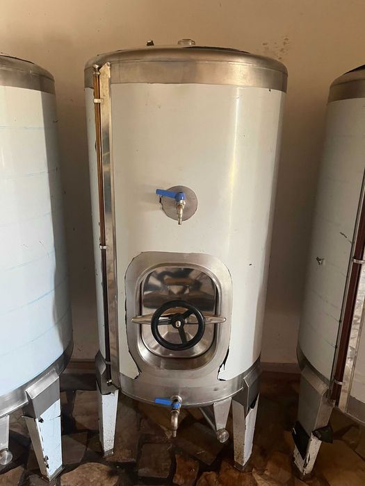 Cubas em inox (250 e 550 litros)