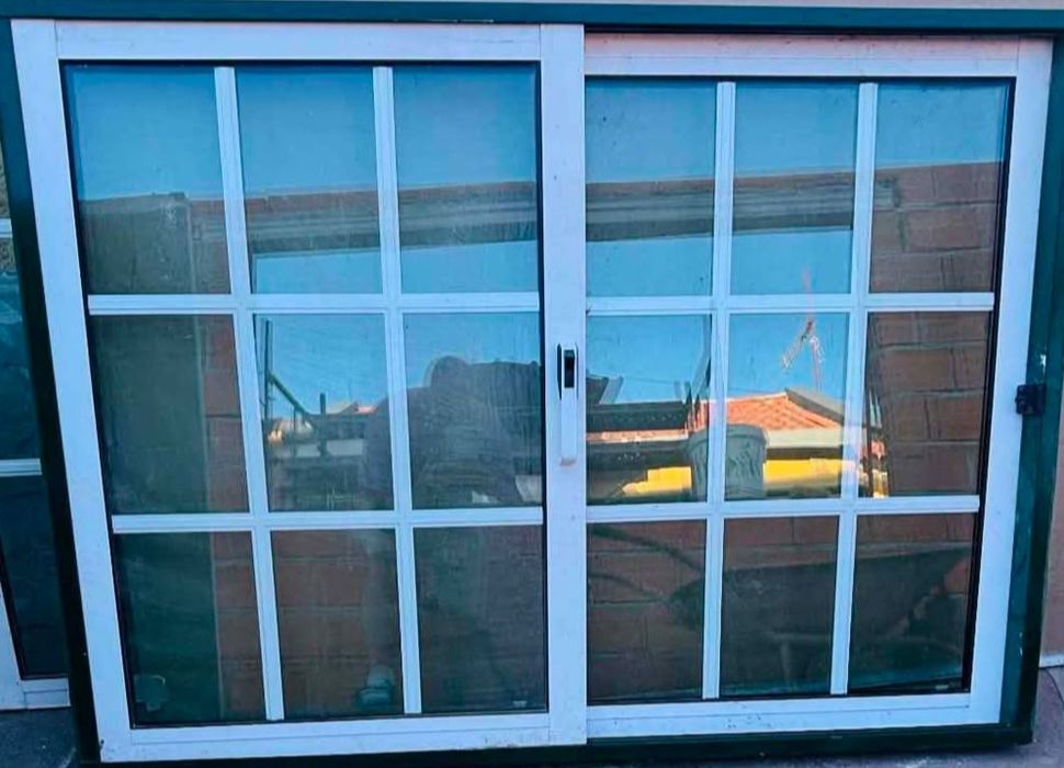 8  janelas alumínio branco lacado vidro duplo quadriculado correr aros verdes