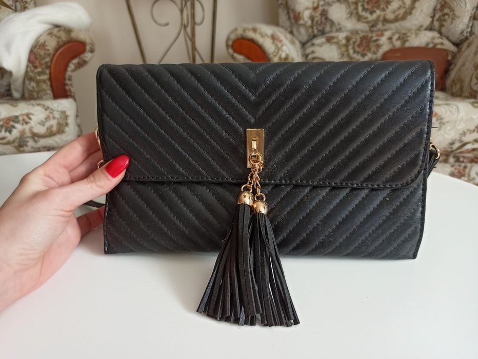 Elegancka czarna torebka kopertówka z frędzlami