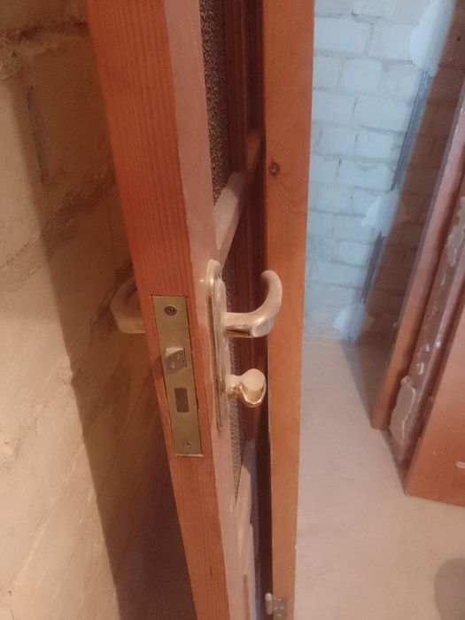 Порадам двери дубовые в хорошем состоянии. Одна дверь с коробом 1000гр