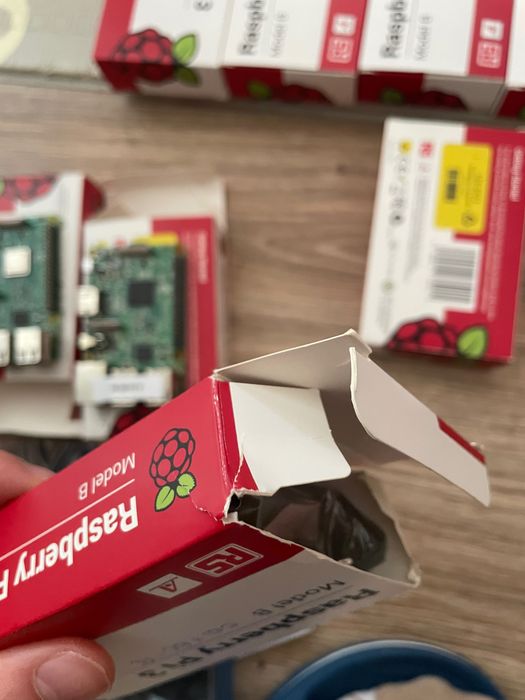Raspberry Pi 3 Model B 12 sztuk, 3 karty MicroSD oraz moduł RDM6300