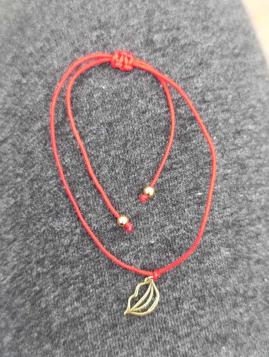 Bransoletka sznurkowa czerwona pozłacany uśmiech