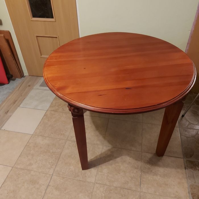 Drewniany  okrągły stół zdobiony