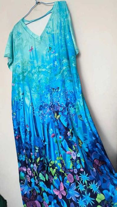 Piękna nowa sukienka w motyle