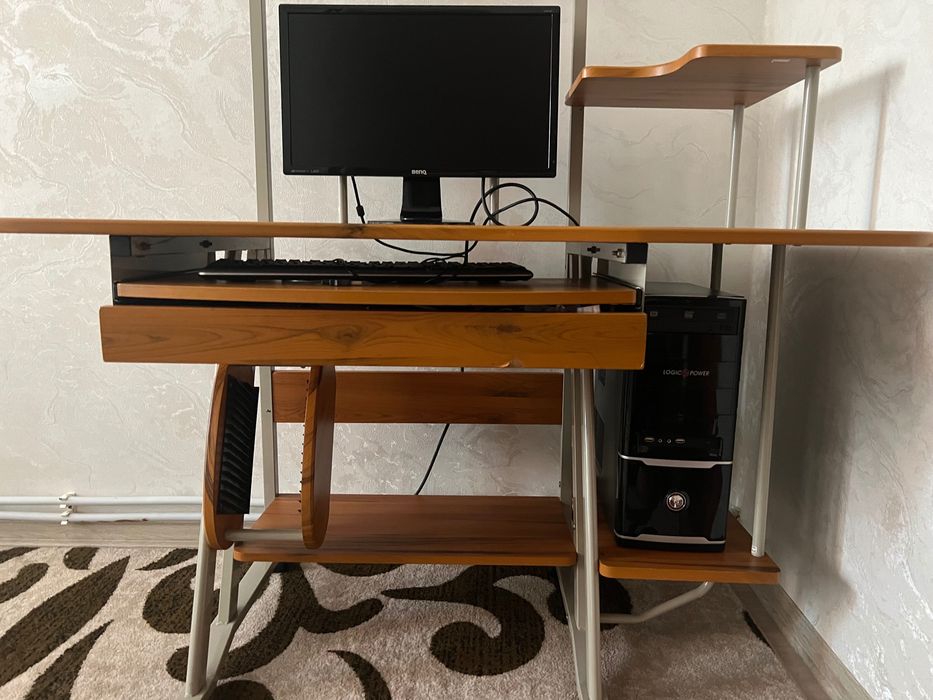 Компʼютерний стіл