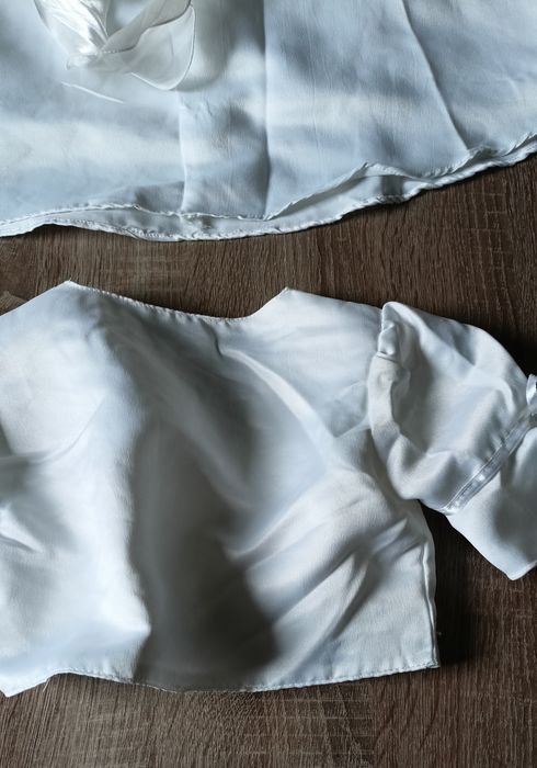 Sukienka biała z krótkim bolerkiem 104/110