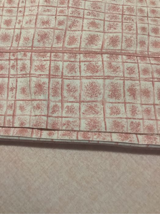 Lençois para cama  singular, o de baixo liso  e o de cima com fantasia