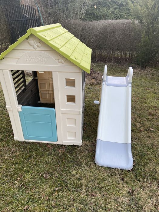 Domek ze zjeżdżalnią