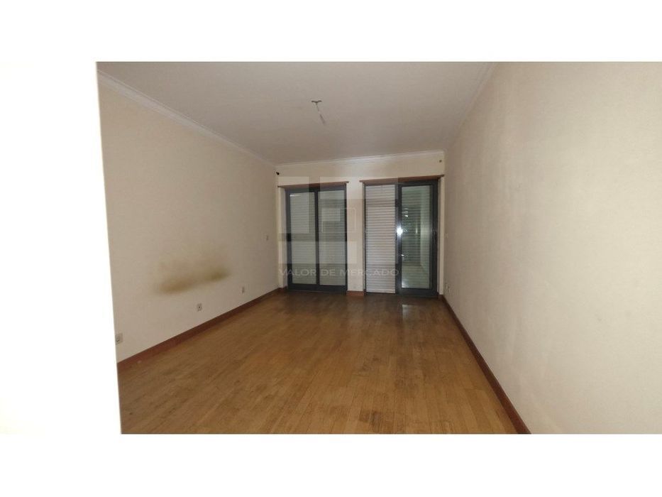 Apartamento T3 na Urbanização Alto da Mira, Amadora, com elevador.