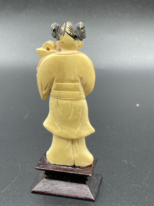 Escultura esculpida em material nobre chinês