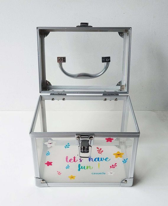 Caixa de plástico em forma de baú com fecho