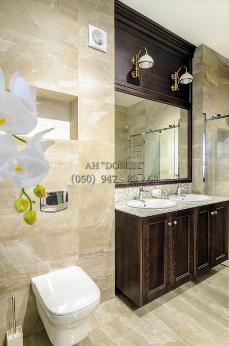 Сучасний будинок біля річки