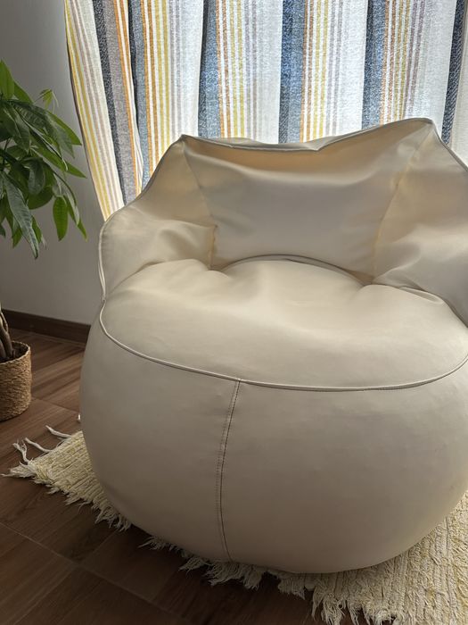 Puff em forma de cadeira branco