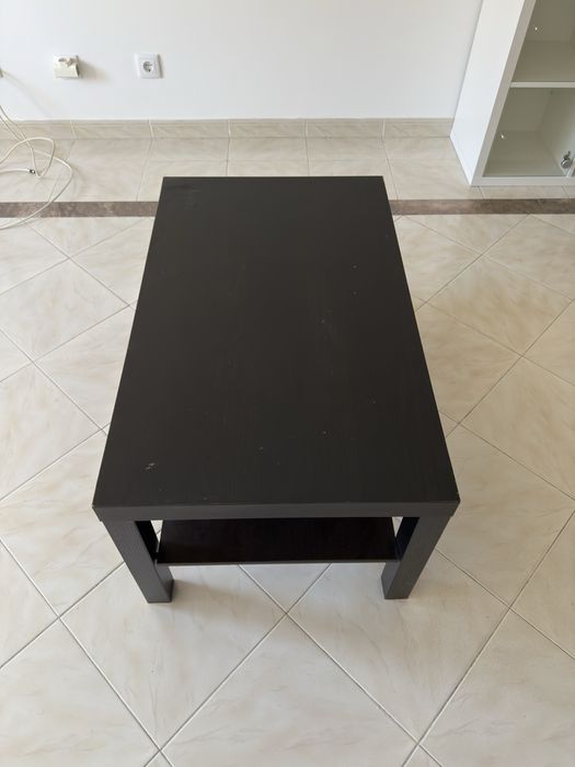 Mesa de centro preta com prateleira