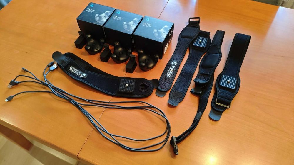 3 trackery Vive Trackers 3.0 + dongle (+ stacje na dongle i kable OEM), oryginalne opakowanie + pasy Vortex Virtual Reality full-body tracking/FBT