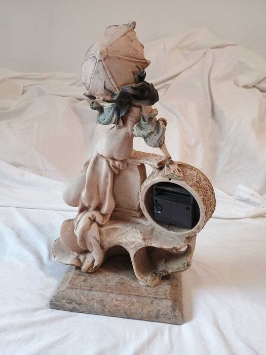 Estatueta com relógio