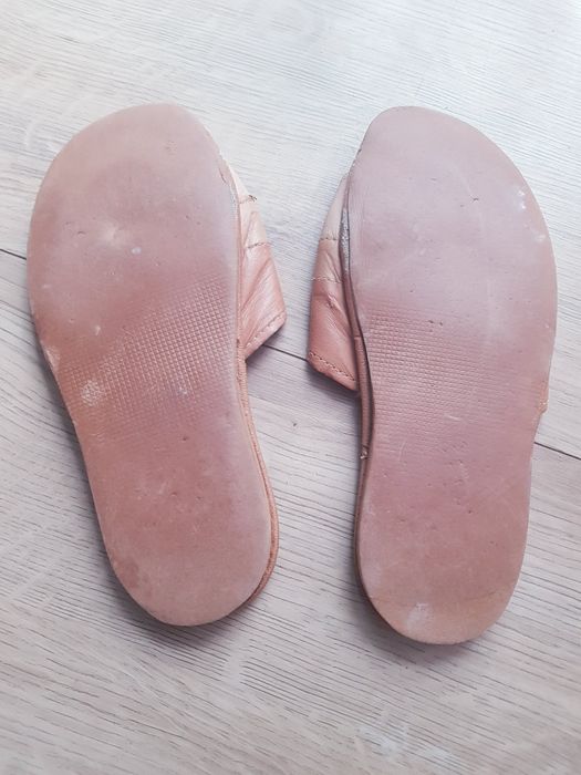Skórzane kapcie damskie rozmiar 39.