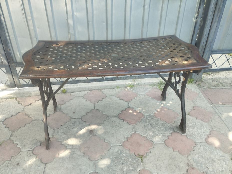 Стіл ручної роботи з металевими литими елементами