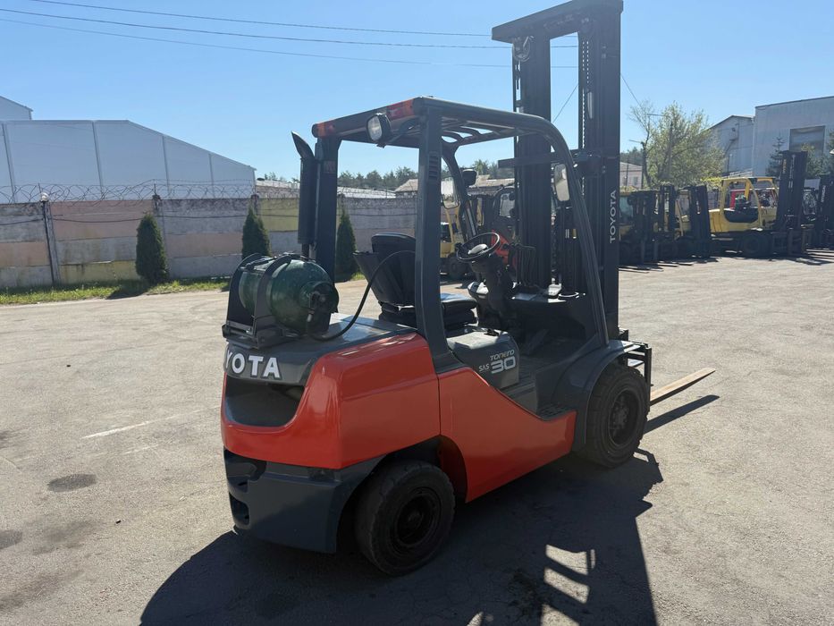 Навантажувач вилковий Toyota 8FGF30 Вагонник