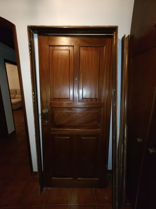 Porta de madeira com aro