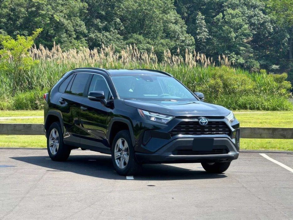 Toyota RAV4 Hybrid XLE Premium      2024