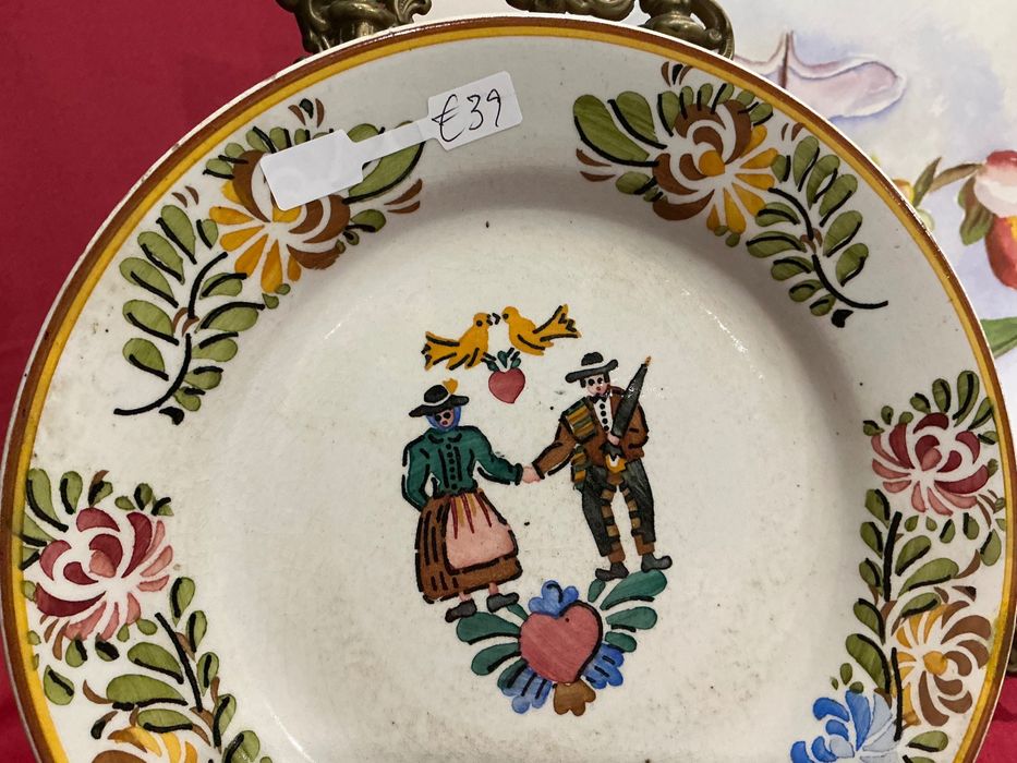 Prato porcelana com 23 cm.    Anúncios abaixo