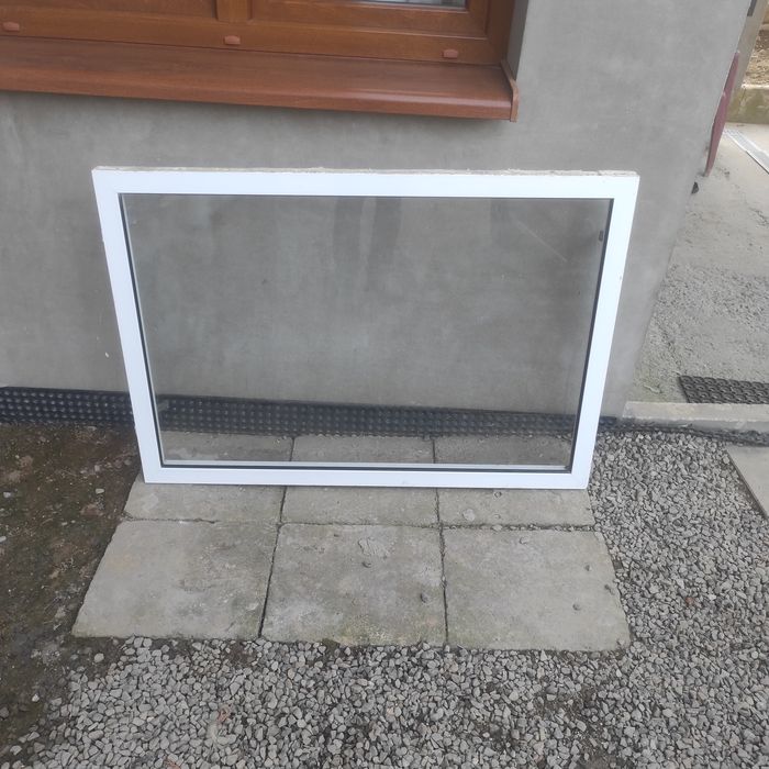 Okno aluminiowe stałe.