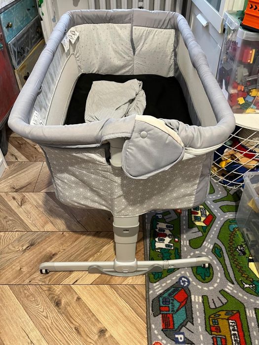 Dostawka Chicco next to me