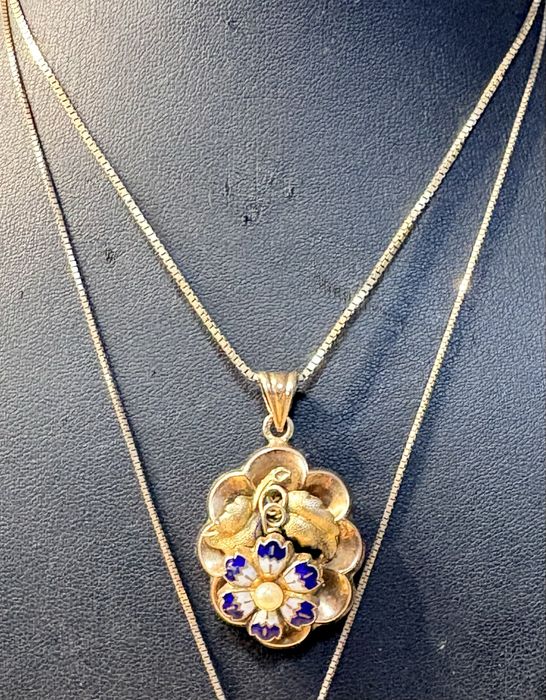 Beautiful antique pendant in 800 gold-plated silver with enamel and a pearl