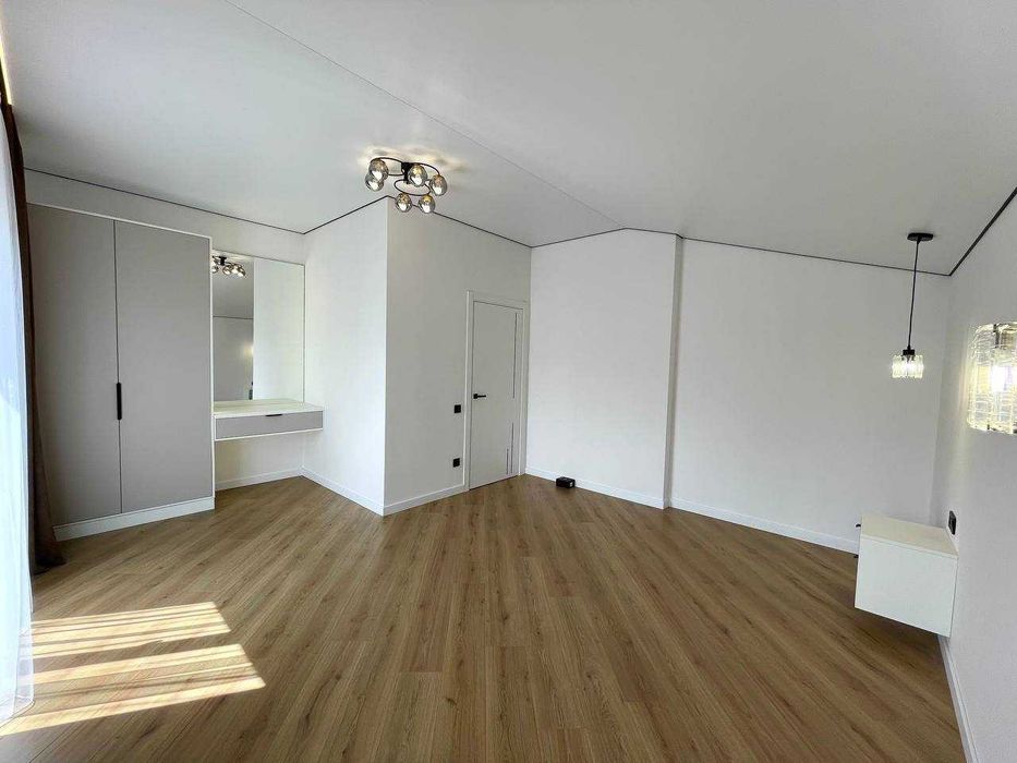 Продаж котеджу з новим сучасним ремонтом в Брюховичах вул. Під Осовою