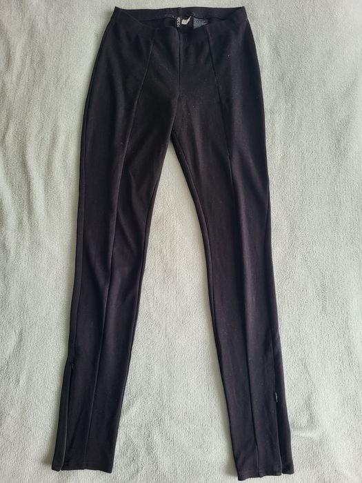 Czarne spodnie H&M XS - S / dopasowane / elastyczneSpodnie H&M w rozmiarze XS, ale materiał dobrze się rozciąga – pasują też na S.
Założone tylko kilk