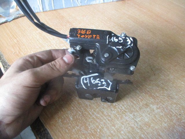 Fechadura / fecho da mala TOYOTA Avensis Wagon (_T25_)