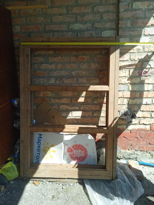 Рама дерев'яна с луткою.