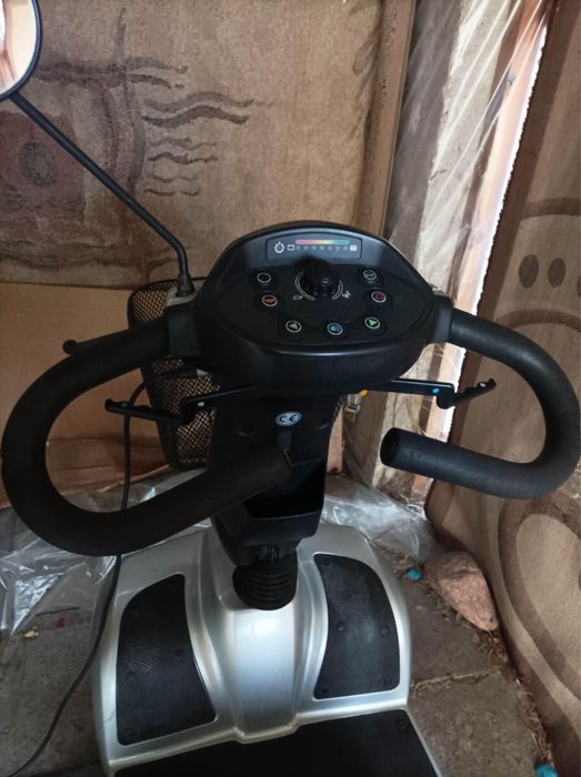 Skuter elektyczny czterokołowy