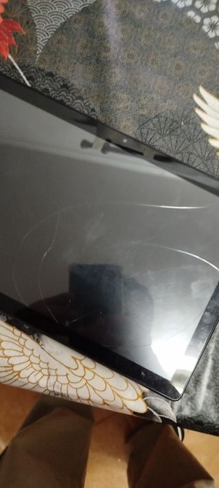 Tablet com ecrã partido mas a trabalhar