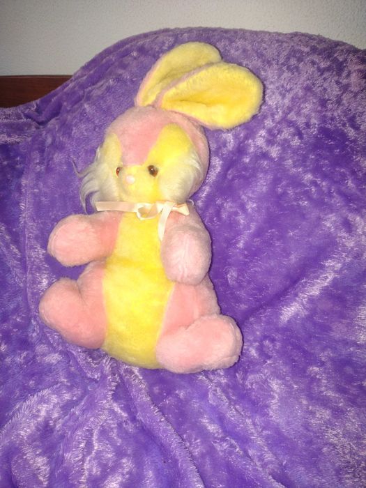 Coelhinho de peluche cor-de-rosa e amarelo