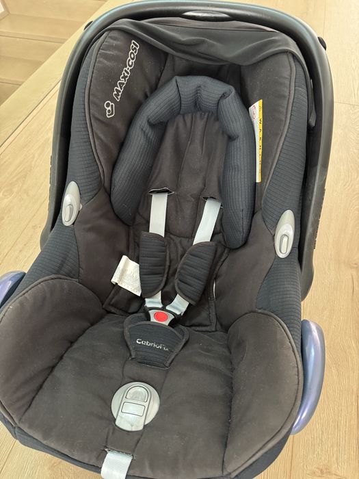 Ovo Maxi-Cosi Cabriofix com base Isofix FamilyFix